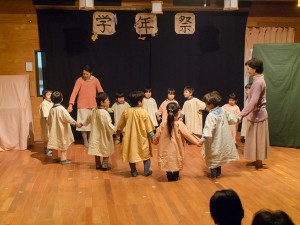 どんぐり自然学校・どんぐり幼稚園「学年祭」