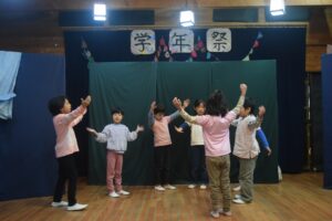 鹿児島にあるシュタイナー系オルタナティブスクールどんぐり自然学校の学年祭2024