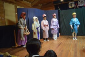鹿児島にあるシュタイナー系オルタナティブスクールどんぐり自然学校の学年祭2024