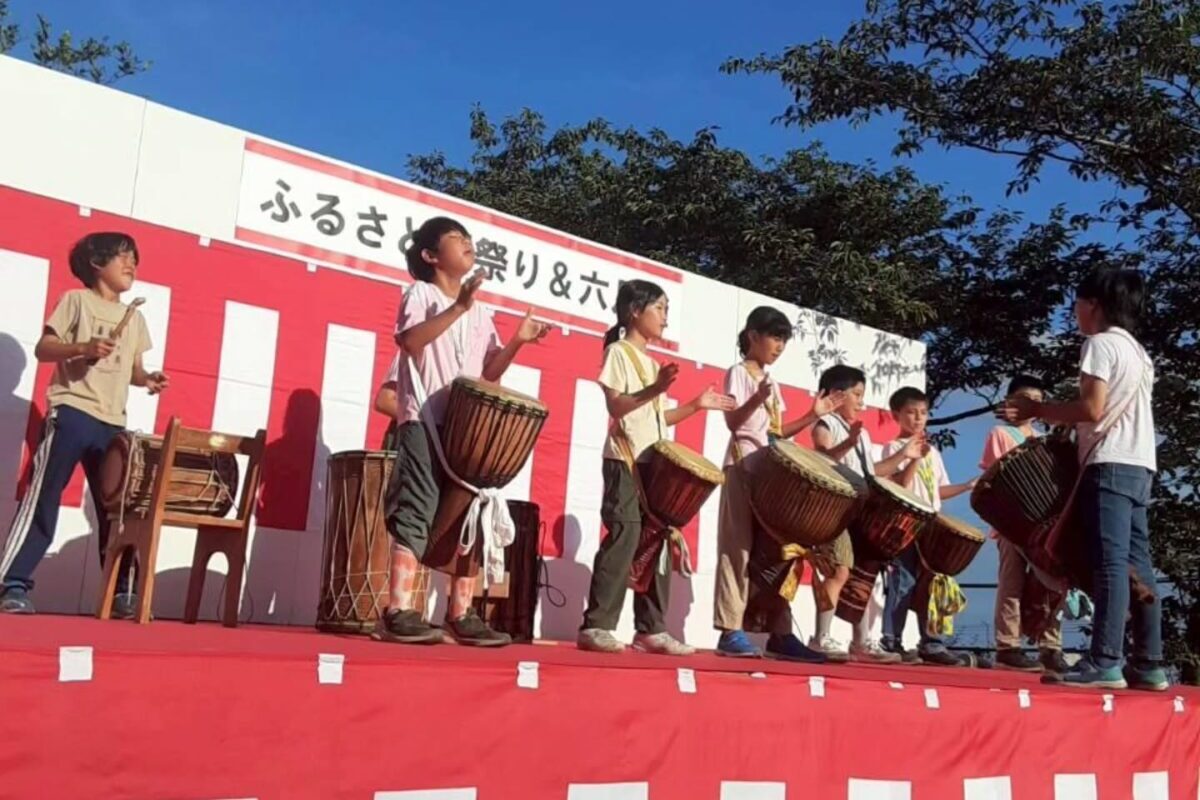 7/18（土）吉野雀が宮、白山姫神社の六月灯にて、どんぐり自然学校の子どもたちがジャ…